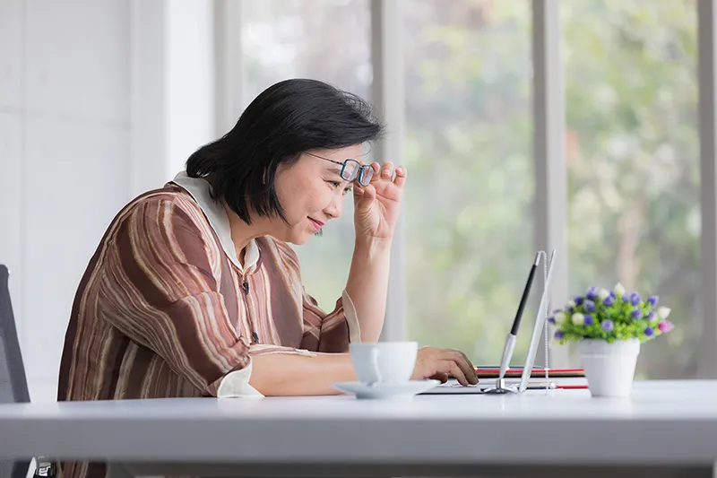 How to Spot the First Signs of Presbyopia
